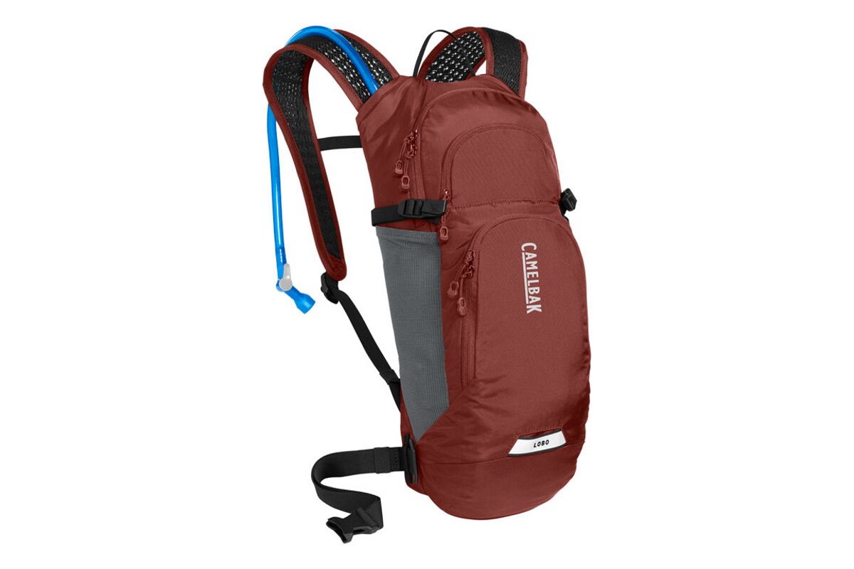 Mochila CamelBak Lobo 9L con depósito 2L, panel Air Support ventilado, arnés 3D y portacasco. FIRED BRICK/BLACK