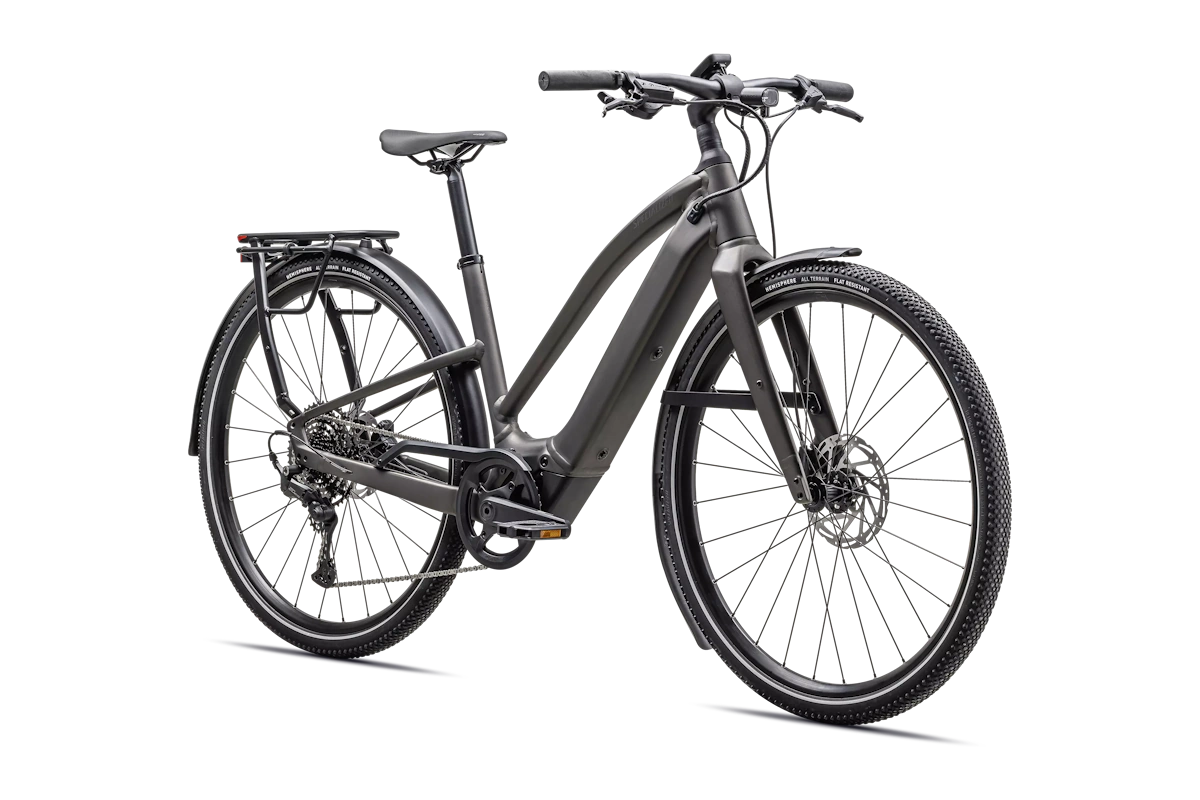 Specialized Turbo Vado SL 2 4.0 Step-Through EQ 2025 con motor Specialized SL 1.2, batería integrada 520 Wh, Future Shock 3.1, pantalla Mastermind H3, portabultos MIK HD y guardabarros, en color Satin Gunmetal / Smoke Frost