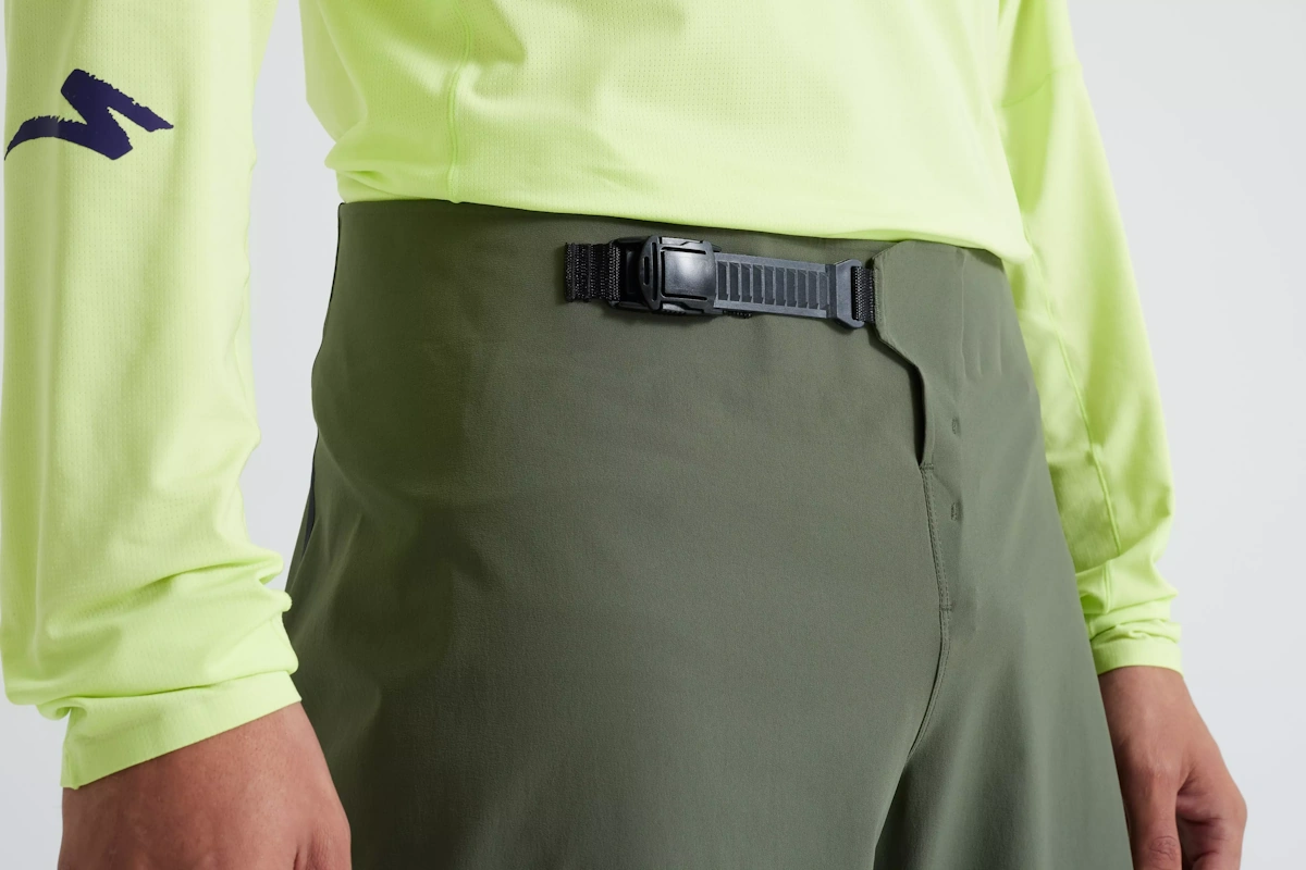 Pantalón corto de trail marca Specialized color Oak Green