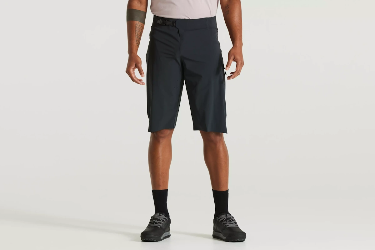 Pantalon corto de trail marca Specialized para hombre de color negro, diseño y estilo premium