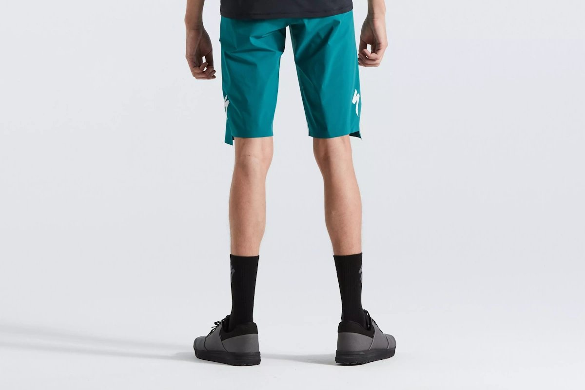 Vista trasera del Pantalon corto de trail marca Specialized para hombre de color Green Teal, diseño y estilo premium
