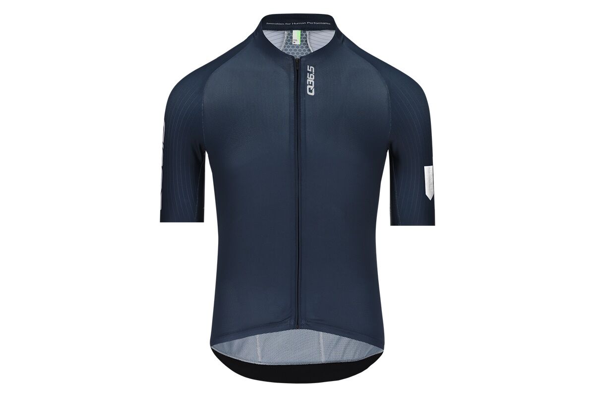Maillot Q36.5 Gregarius Pro Signature para hombre, corte raglán aerodinámico, panel frontal transpirable y espalda de malla tipo panel de abeja, ideal para ciclismo en jornadas calurosas con estilo y exclusividad.Maillot Q36.5 Gregarius Pro Signature para hombre, corte raglán aerodinámico, panel frontal transpirable y espalda de malla tipo panel de abeja, ideal para ciclismo en jornadas calurosas con estilo y exclusividad.