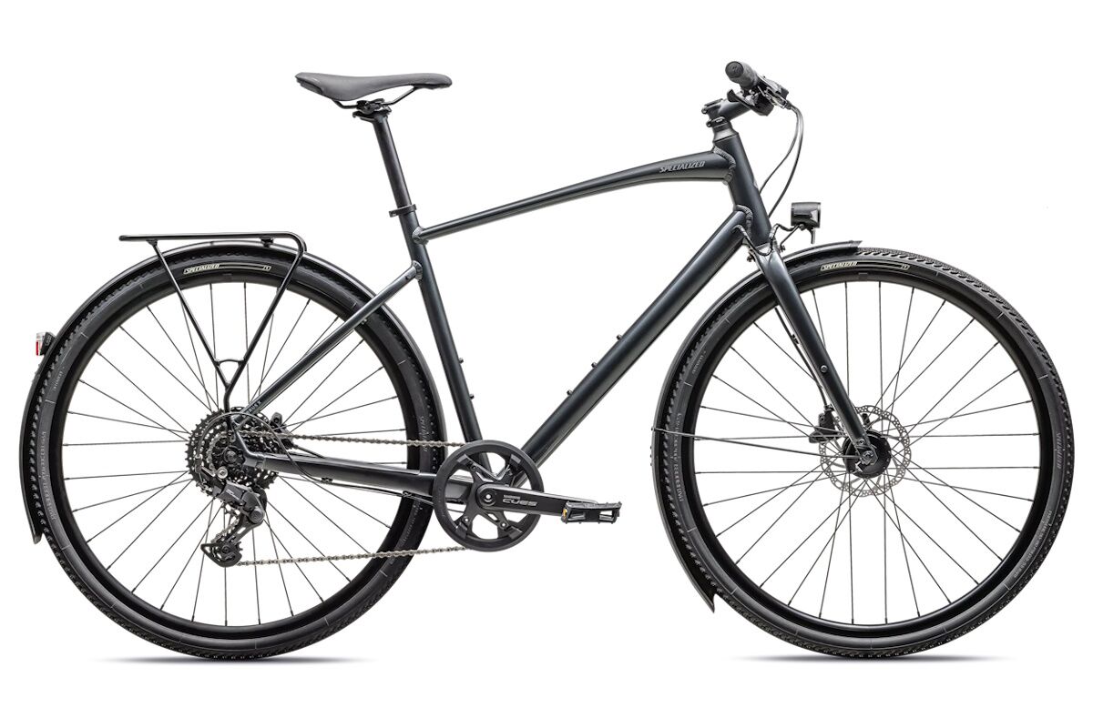 Bicicleta Specialized Sirrus X 2.0 EQ 2025, ideal para movilidad urbana y cicloturismo, equipada con portaequipajes, guardabarros y luces de dinamo, cuadro de aluminio ligero y frenos hidráulicos, modelo fuera de temporada.