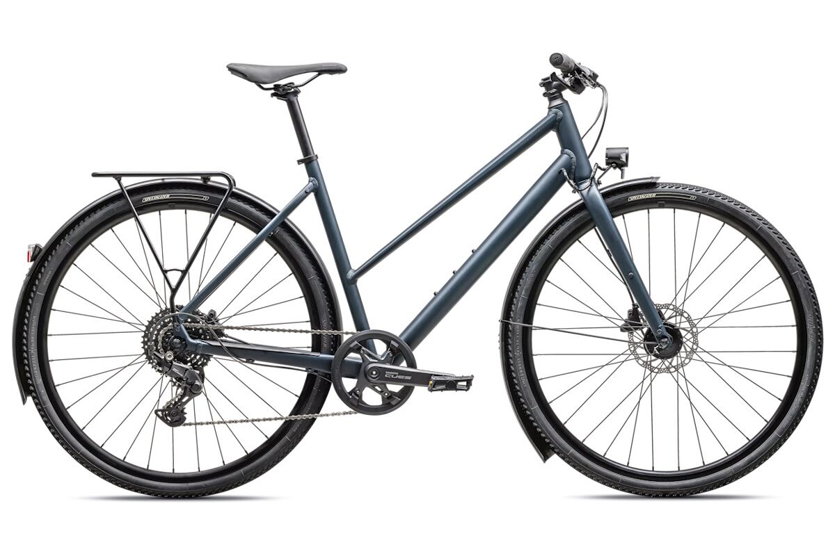 Bicicleta Specialized Sirrus X 2.0 EQ Step Through 2025, ideal para movilidad urbana y cicloturismo, cuadro de aluminio con acceso bajo, equipada con portaequipajes, guardabarros y luces de dinamo, frenos hidráulicos y transmisión Shimano de 9 velocidades.