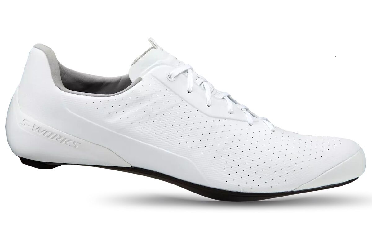 Zapatillas de ciclismo S-Works Torch Lace con diseño de cordones, tecnología Body Geometry, suela de carbono ultraligera y talón asimétrico para mayor comodidad, eficiencia y estilo.