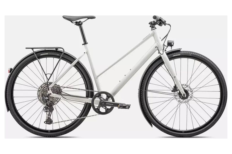 "Bicicleta Specialized Sirrus X 3.0 EQ Step Through 2024 para mujer con cuadro de aluminio Step Through, transmisión Shimano Cues de 11 velocidades, frenos hidráulicos Tektro, portaequipajes Racktime, guardabarros integrados DRYTECH e iluminación alimentada por dinamo Shimano, ideal para ciclismo urbano femenino, fitness y aventuras cómodas."