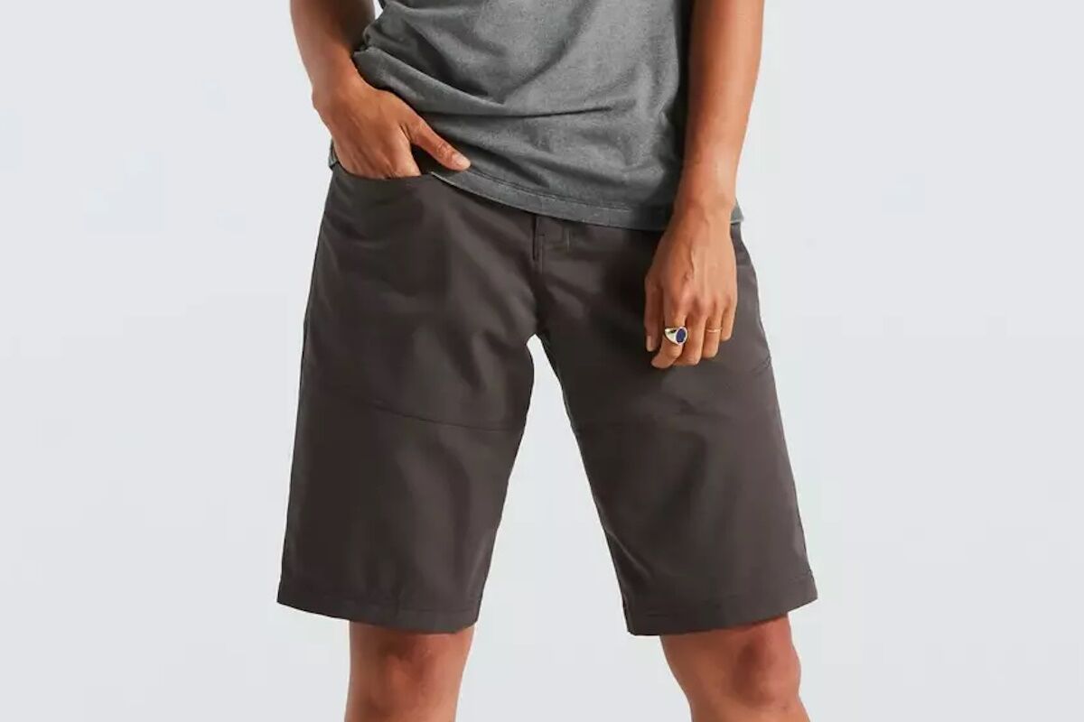 Pantalones cortos Specialized Trail para mujer, diseño ligero y duradero con ajuste personalizable y protección UV.