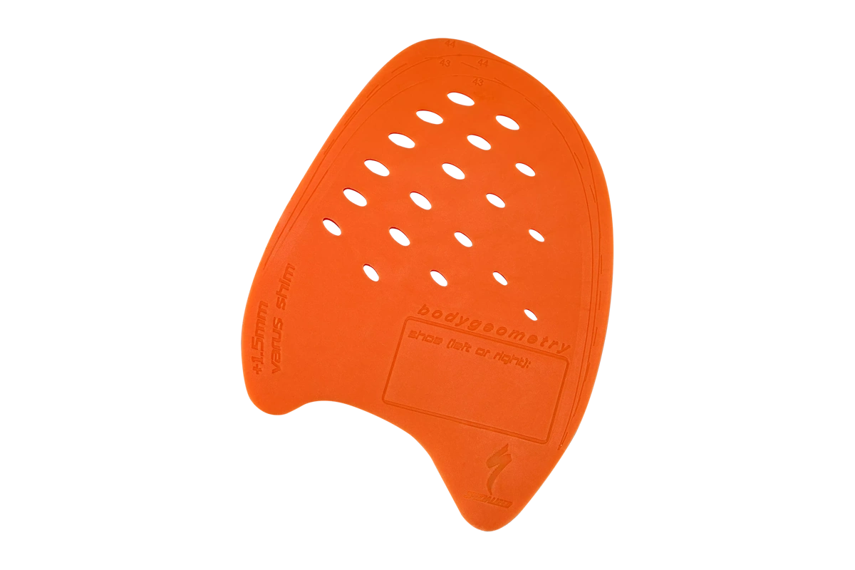 Cuñas internas Body Geometry Gen 2 Specialized varus naranja valgus amarillo zapatillas ciclismo Detalle cuña varus naranja Specialized 1.5mm alineación antepié rodilla cadera Cuña valgus amarilla Specialized Body Geometry Internal Wedges Gen 2 reversible Body Geometry Internal Wedges Specialized trim to fit zapatillas carretera MTB Cuñas biomecánicas Specialized Body Geometry pack 2 unidades varus valgus