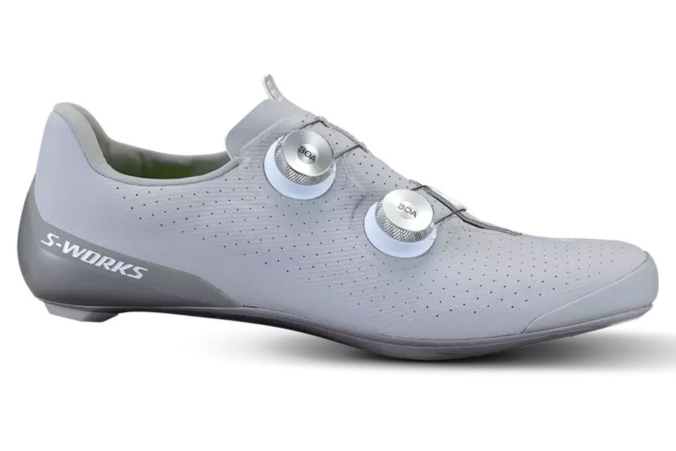 Zapatillas de carretera S-Works Torch con placa de carbono optimizada, sistema BOA® S3, diseño Body Geometry y ajuste basado en datos RETÜL para máximo rendimiento y comodidad.