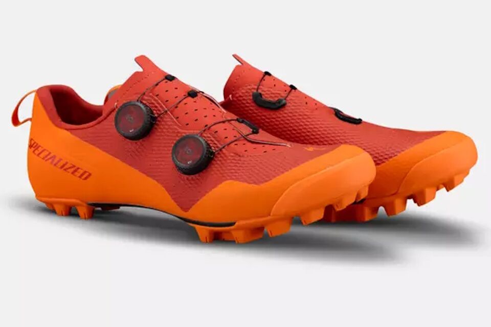 Zapatillas MTB Specialized Recon 3.0: placa de carbono, doble BOA Li2, Body Geometry y tecnología STRIDE. Potencia de competición y comodidad para caminar.