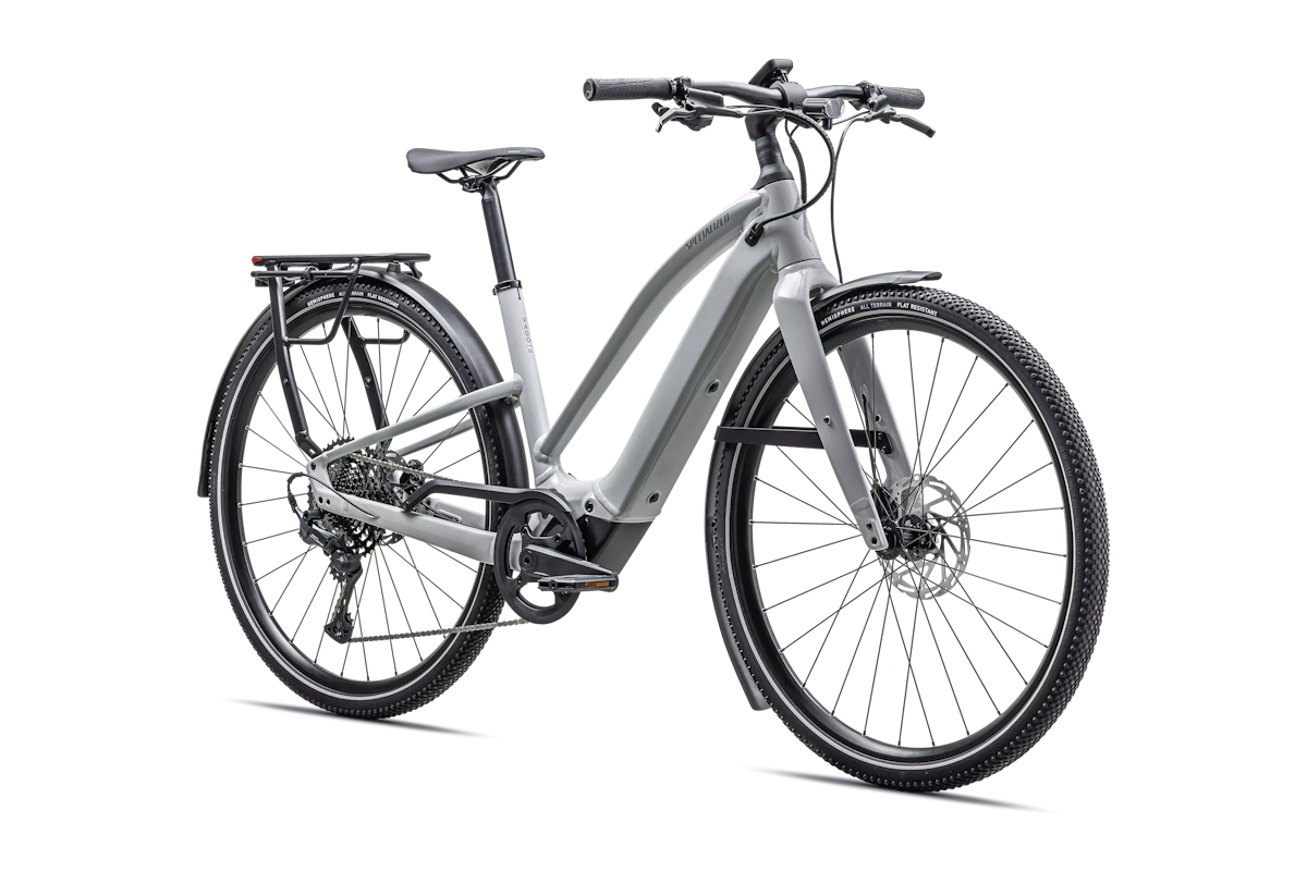 Specialized Turbo Vado SL 2 5.0 Step-Through EQ e-bike urbana ligera con motor SL 1.2, batería integrada 520Wh, Future Shock 3.1 y equipamiento EQ (portaequipajes, guardabarros y luces) Color: Gloss Dove Gray / Cool Grey Frost