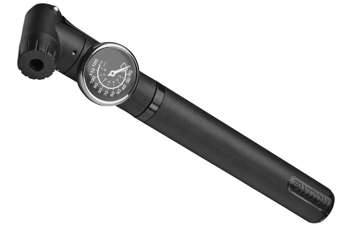 Bomba de cuadro Specialized Air Tool Switch Comp with Gauge, cabezal SwitchHitter automático para válvulas Presta y Schrader, manómetro giratorio integrado, cuerpo de plástico resistente con eje de aluminio, bloqueo de émbolo y soporte para portabidón, ideal para bicicletas de montaña, carretera y urbanas.