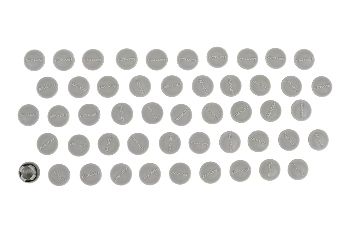 Bolsa con 50 tapones para los orificios de los radios de las llantas de carbono Traverse SL en modelos 2015-2018. Funcionan como una alternativa ligera y de bajo mantenimiento a la cinta de llanta, con instalación sencilla a presión y sellado mediante juntas tóricas. No compatibles con cámaras.