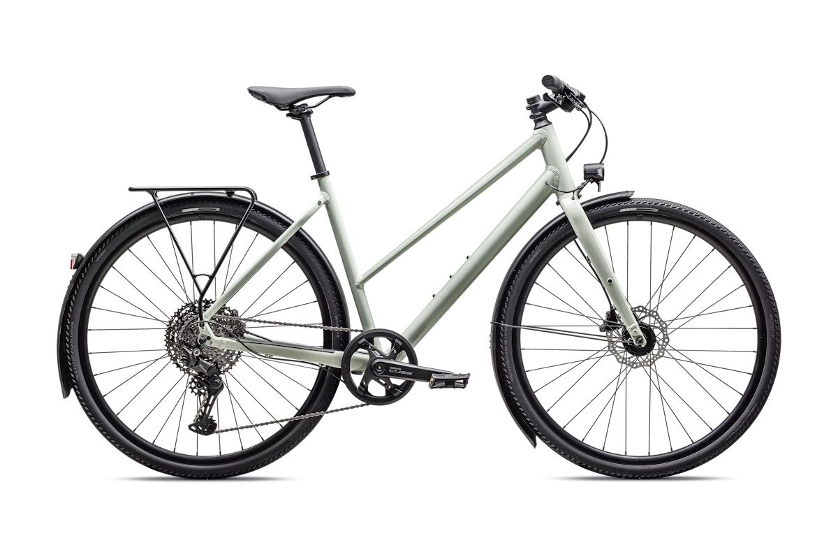 Bicicleta Specialized Sirrus X 3.0 Step-Through EQ 2025, ideal para movilidad urbana y cicloturismo, equipada con luces por dinamo, portaequipajes, guardabarros y transmisión Shimano 1x11 para máxima comodidad y seguridad.