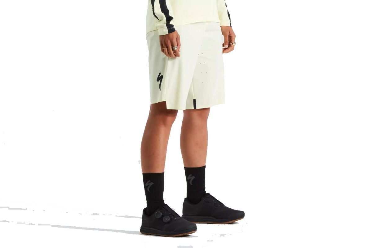 Women's Butter Trail Air Shorts, diseño inspirado en Loic Bruni, tejidos VaporRize™ y ventilación perforada.