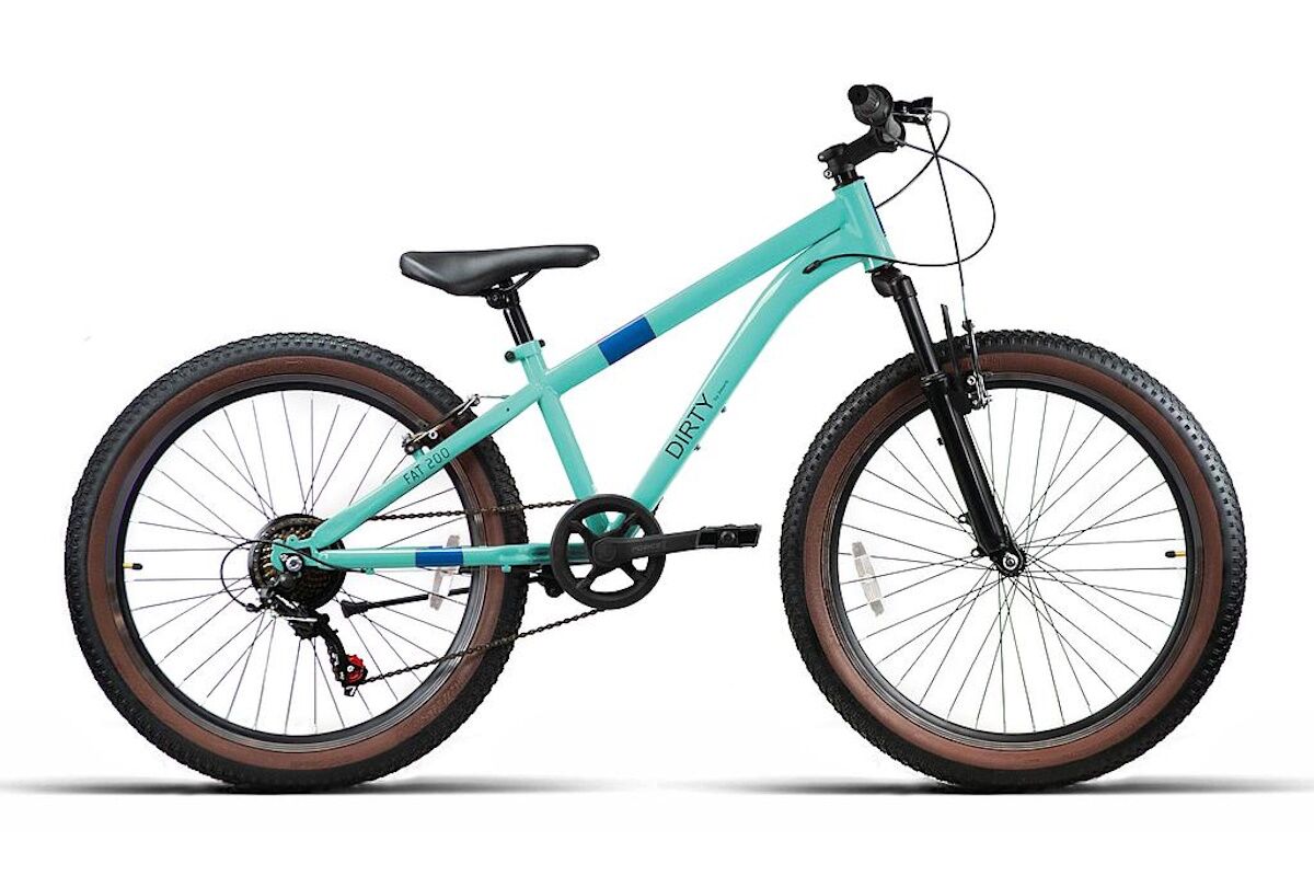 Bicicleta JL Wenti FAT200 26" con cuadro de acero cableado interno, suspensión delantera, 7 velocidades RevoShift Shimano, frenos V‑brake aluminio y ruedas de doble pared. Cubiertas Ralson 2.40 para agarre y confort.