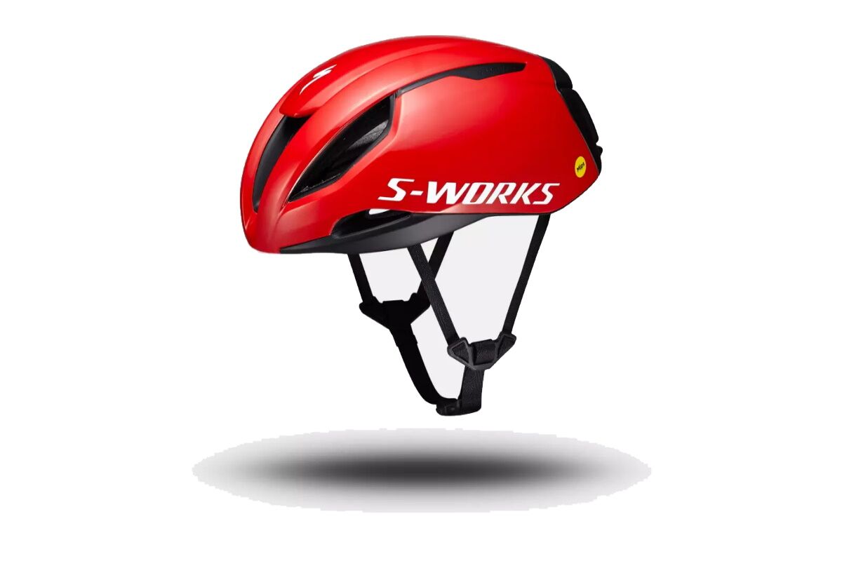 Imaden de un casco de ciclismo Specialized S-Works Evade 3 rojo. Es un casco de bicicleta de carretera aerodinámico con ventilación avanzada y difusor trasero, con sistema MIPS Air Node y ANGi-ready,.