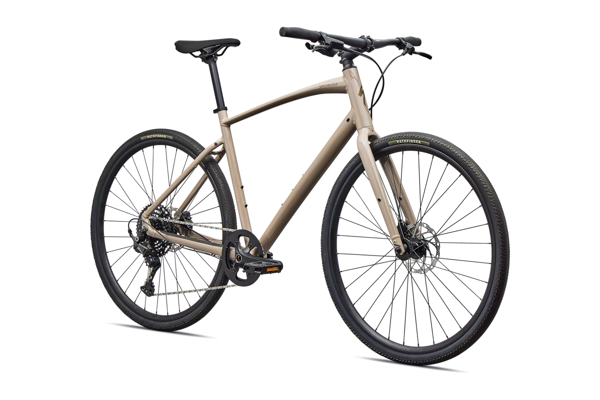 Specialized Sirrus X 3.0 2026 con cuadro y horquilla A1 de aluminio, transmisión Shimano CUES 1x10 (11–48), frenos hidráulicos y neumáticos Pathfinder 700x40, en color Gloss Sandstone Metallic / Burnt Gold Metallic Frost Reflective