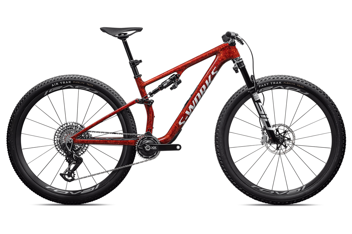 "Bicicleta Specialized S-Works Epic 8 2026 MTB XC de carbono, suspensión RockShox Flight Attendant, ruedas Roval World Cup, transmisión SRAM XX SL Eagle AXS, color negro, vista lateral en terreno de montaña"
