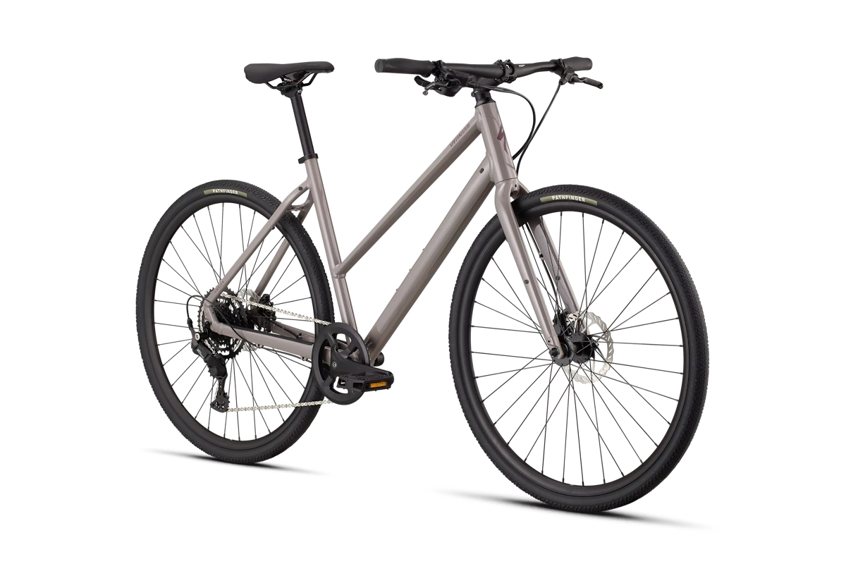 Specialized Sirrus X 2.0 Step-Through, color gloss desert , cuadro de aluminio A1, transmisión Shimano CUES 1x9 y neumáticos Pathfinder 700x40 con frenos hidráulicos.