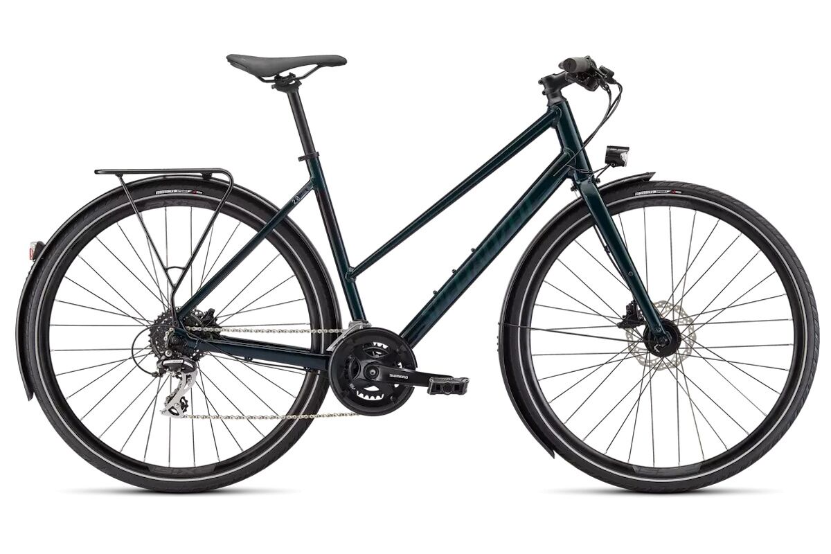 Bicicleta Specialized Sirrus 2.0 EQ Step Through 2023, ideal para movilidad urbana y cicloturismo, equipada con luces por dinamo, portaequipajes, guardabarros y transmisión Shimano de 16 velocidades para máxima comodidad y seguridad.