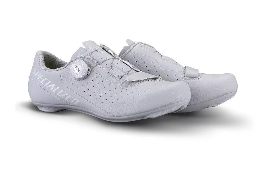 Zapatillas de Carretera Specialized Torch 1.0 White, tecnología Body Geometry, suela de nylon, sistema de ajuste Boa L6, calas automaticas y parte superior sintética con malla, ideal para ciclismo de carretera, marca premium al mejor precio.