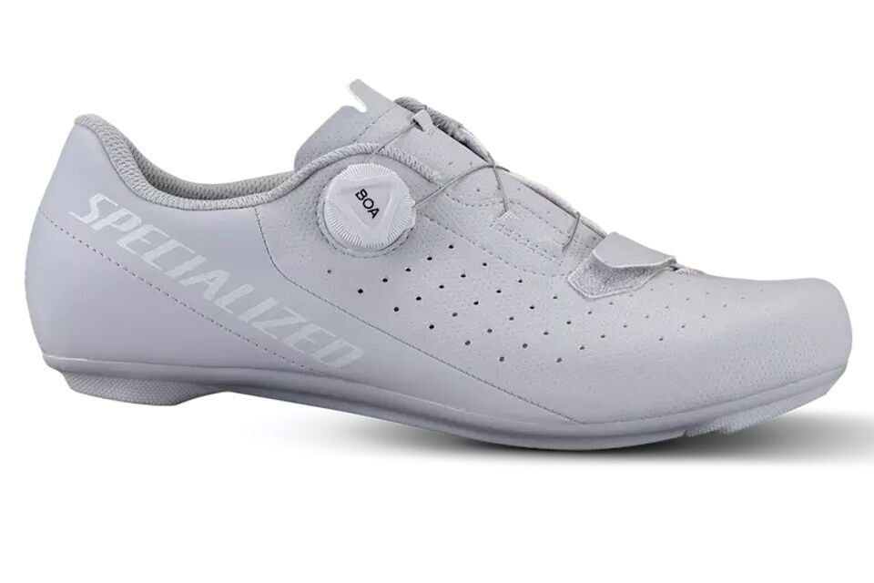 Zapatillas de ciclismo de carretera Specialized Torch 1.0 en color blanco y negro, con sistema de ajuste Boa, suela ergonómica Body Geometry y diseño transpirable para mayor comodidad y rendimiento.