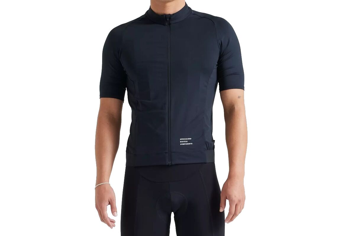 Maillot de manga corta Specialized Foundation para hombre en color vibrante, diseño moderno y ajuste semi-form, ideal para ciclistas que buscan destacar con estilo y comodidad.