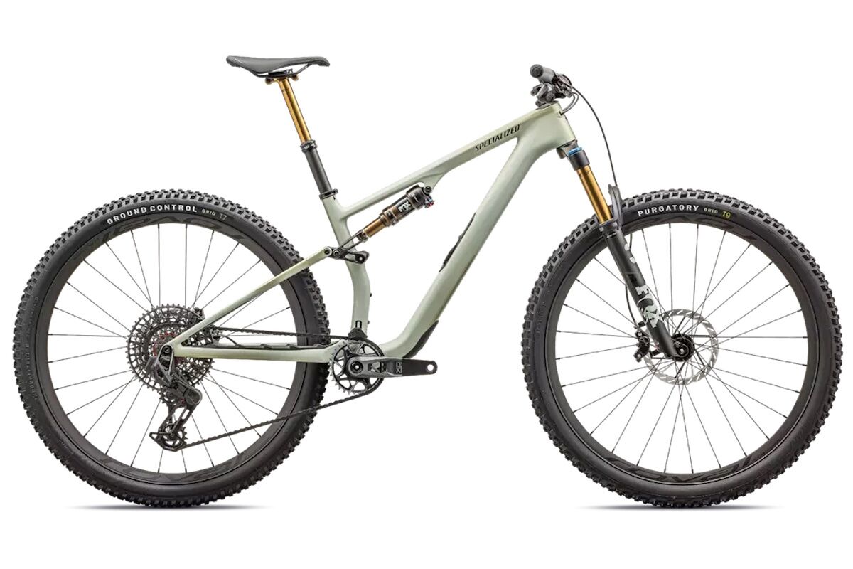 "Bicicleta Specialized Epic 8 EVO Pro 2024 MTB downcountry carbono FACT 11m, horquilla FOX 34 Factory 130mm, transmisión electrónica XO Eagle AXS, ruedas Roval Carbon, frenos Code Silver Stealth, vista lateral en sendero técnico"