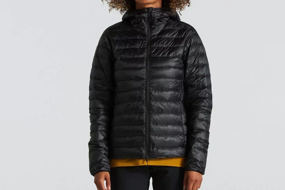 Chaqueta de Plumas Plegable Mujer 2023 Specialized, aislamiento sostenible y diseño compacto.