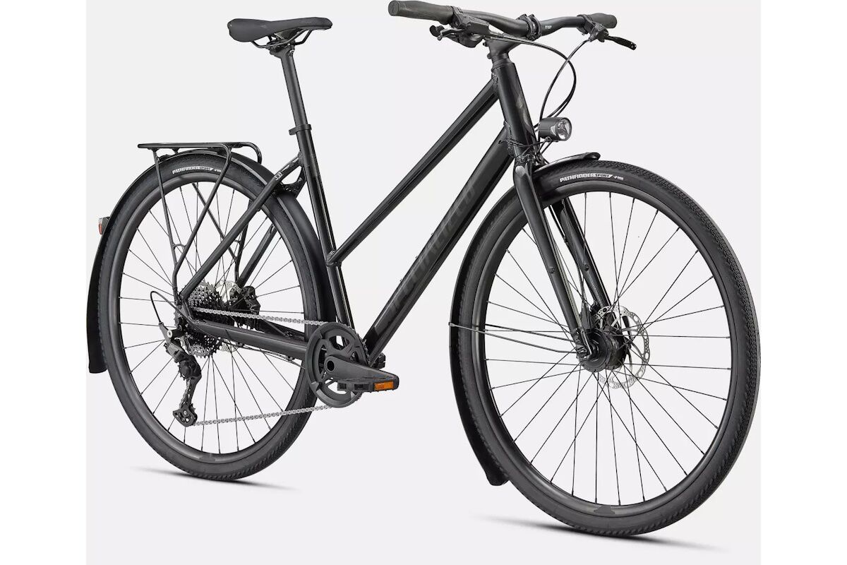 Specialized Sirrus X 3.0 EQ (liquidacion) con cuadro de aluminio A1, horquilla A1, transmisión Shimano CUES 1x11 (11–50), frenos hidráulicos, neumáticos Pathfinder 700x40 y equipamiento urbano con portabultos, guardabarros DRYTECH y luces a dinamo
