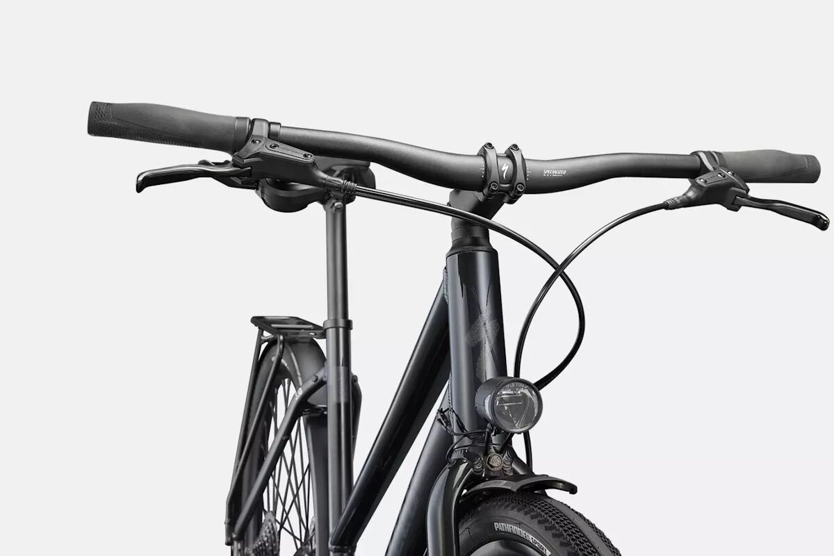 Specialized Sirrus X 3.0 EQ Step-Through 2026 – Híbrida equipada con Shimano CUES 1x11 (11–50), buje dinamo con luces, portabultos Racktime y guardabarros DRYTECH - Imagen 11