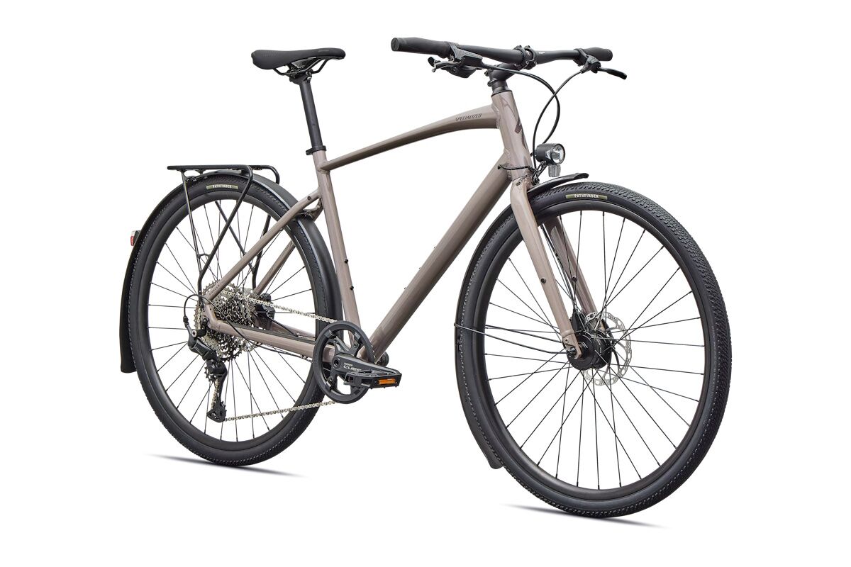 Specialized Sirrus X 3.0 EQ 2026 con cuadro de aluminio A1, horquilla A1, transmisión Shimano CUES 1x11 (11–50), frenos hidráulicos, neumáticos Pathfinder 700x40 y equipamiento urbano con portabultos, guardabarros DRYTECH y luces a dinamo