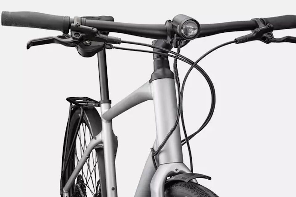 Specialized Sirrus X 4.0 EQ – Híbrida equipada con Future Shock 1.5 (20 mm), horquilla de carbono, Shimano Deore 1x12 (11–51), dinamo con luces, portabultos Racktime y guardabarros DRYTECH - Imagen 10