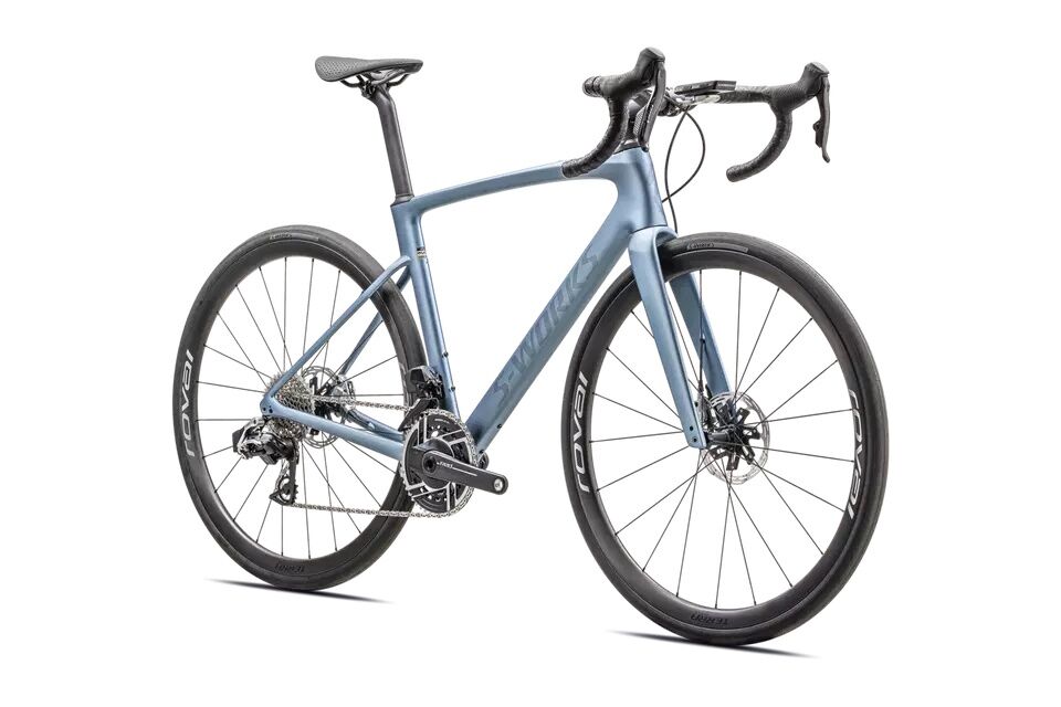 Bicicleta de gravel con suspensión y rueda gordas de carbono marca premiun Specialized S-Works Roubaix SL8 con Shimano 105 Di2 o Sram Red AXS y Future Shock, para ciclistas gravel exigentes