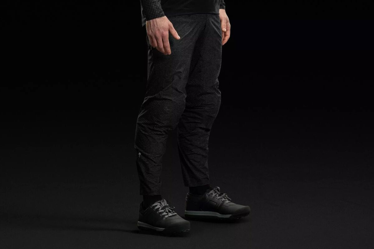 Pantalón Specialized S‑Works Race hombre off-road, tejido elástico Dyneema®, corte ajustado compatible con protecciones, ventilación láser y bolsillos con cremallera, estilo profesional y brillante para MTB.