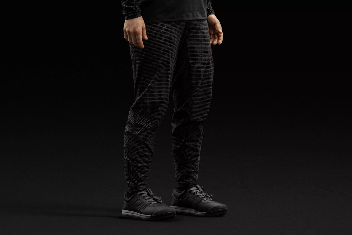 Pantalón Specialized S‑Works Race mujer off-road, tejido elástico con Dyneema®, corte ajustado compatible con protecciones, ventilación láser y bolsillos con cremallera, estilo brillante y profesional para MTB.