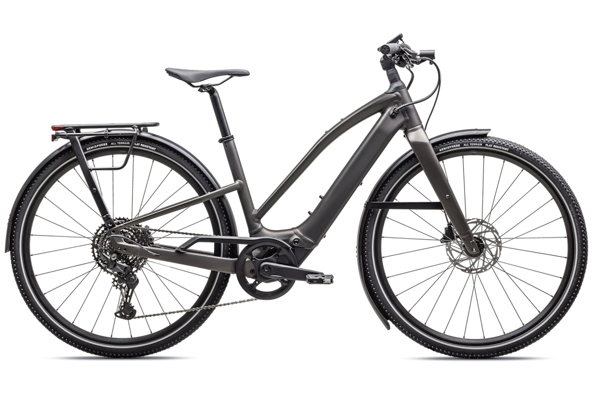Specialized Turbo Vado SL 2 4.0 Step-Through EQ 2025 con motor Specialized SL 1.2, batería integrada 520 Wh, Future Shock 3.1, pantalla Mastermind H3, portabultos MIK HD y guardabarros, en color Satin Gunmetal / Smoke Frost