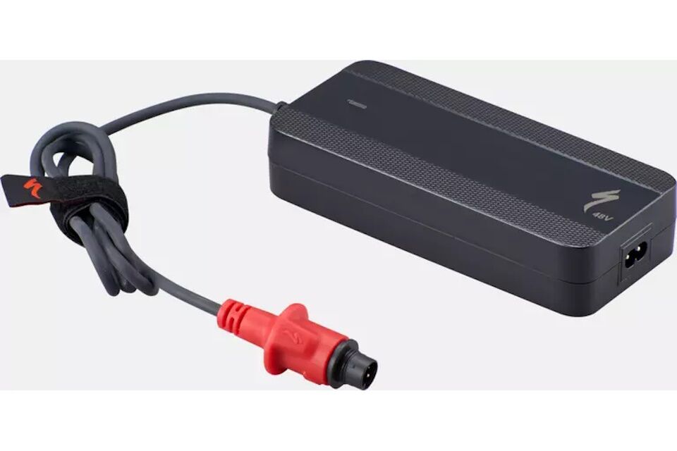 "Descubre el Cargador de Batería Specialized SL, la solución perfecta para mantener tu e-bike lista para la acción. Con un diseño compacto y ligero, este cargador de 48V es ideal para ciclistas que buscan eficiencia y rendimiento."