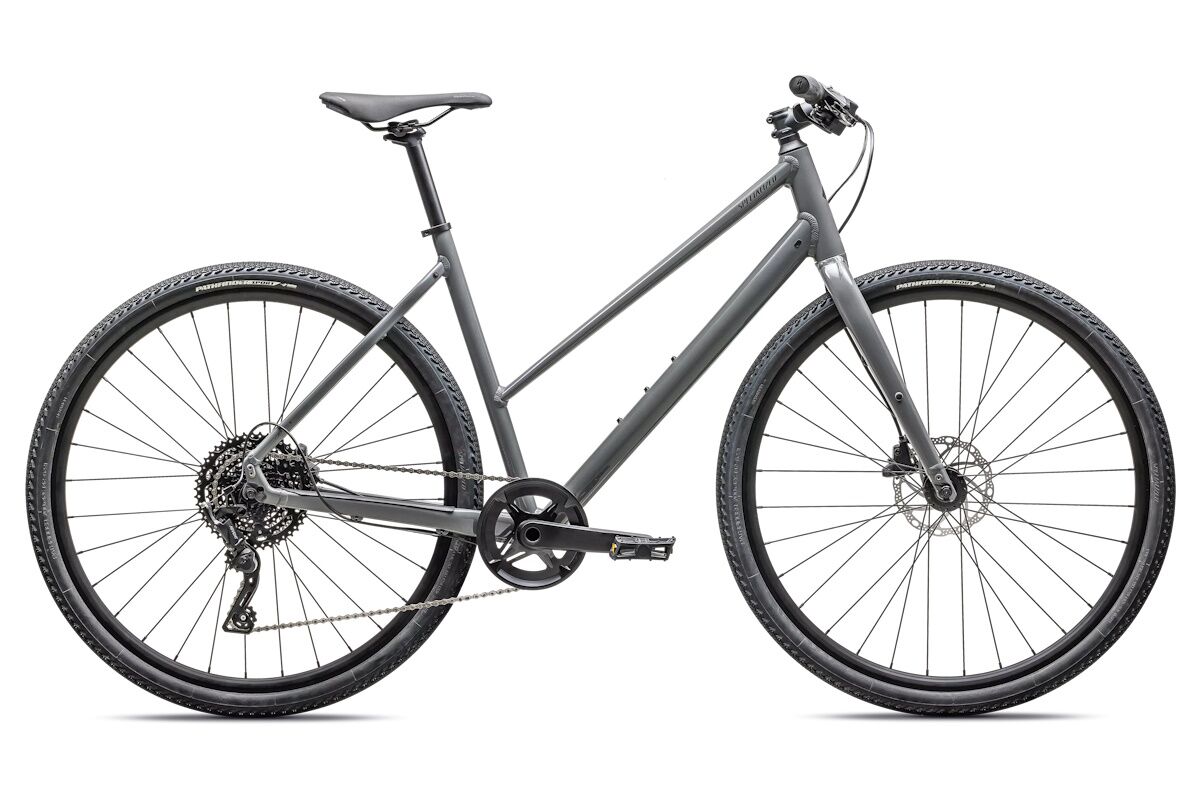 Bicicleta Specialized Sirrus X 3.0 Step Through 2025, ideal para movilidad urbana y cicloturismo, cuadro de aluminio con acceso bajo, transmisión Microshift Advent 1x9, frenos hidráulicos, neumáticos anchos y diseño ultraligero.