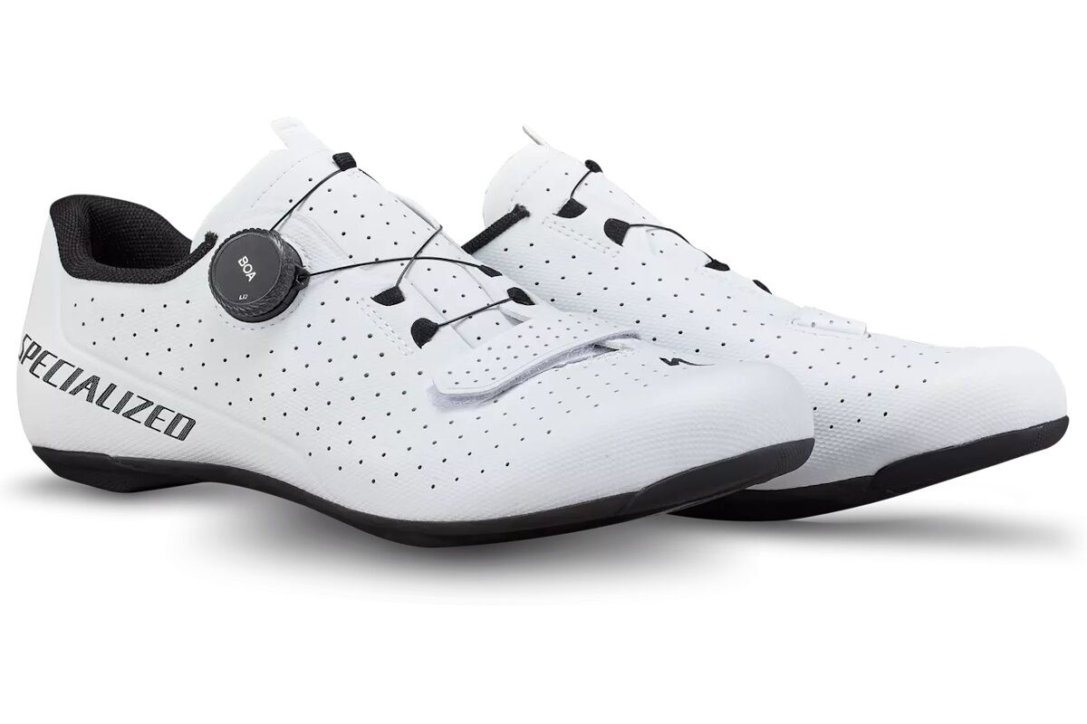 Zapatillas de Carretera Specialized Torch 2.0 White, tecnología Body Geometry, suela de carbono entrelazado, sistema BOA Li2, parte superior sintética sin costuras, ideal para ciclismo de carretera.