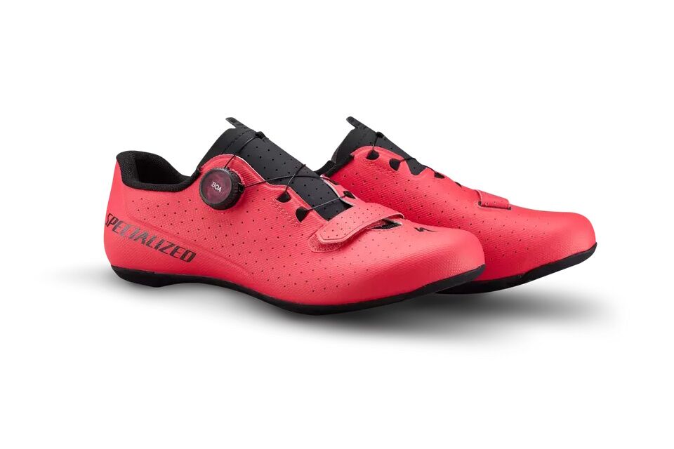 Zapatillas de Carretera marca premium Specialized Torch 2.0 Pink, tecnología Body Geometry, suela de carbono entrelazado, sistema BOA Li2, parte superior sintética sin costuras, ideal para mujeres ciclistas con estilo.