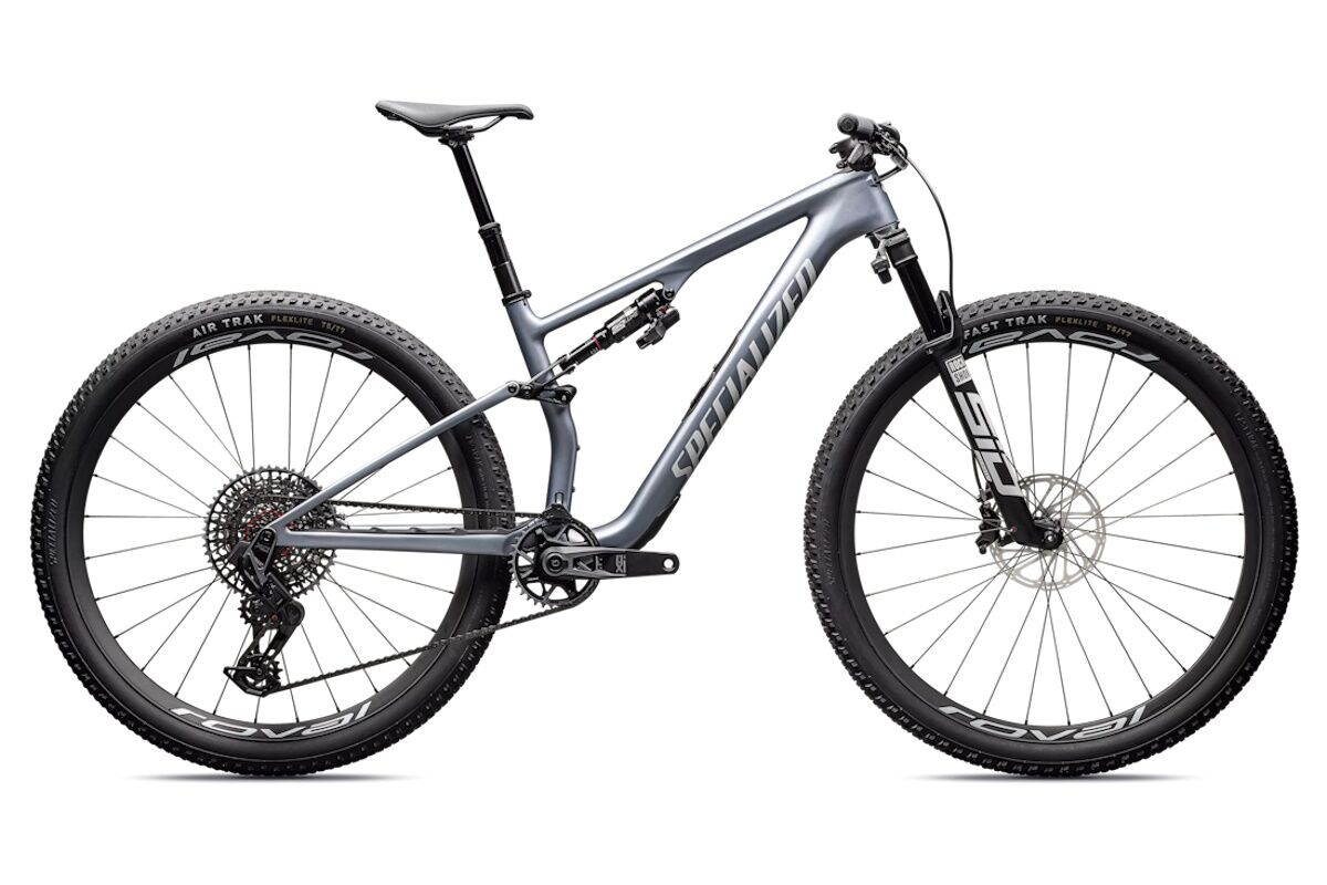 "Bicicleta Specialized Epic 8 Pro 2026 MTB XC, carbono FACT 11m, suspensión RockShox Flight Attendant, ruedas Roval Control SL VI, transmisión electrónica SRAM XO Eagle AXS, color negro, vista lateral en sendero técnico"