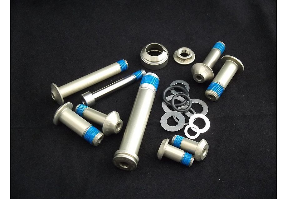 KIT DE TORNILLOS - 11-13 EPIC 26"/29" CARBONO