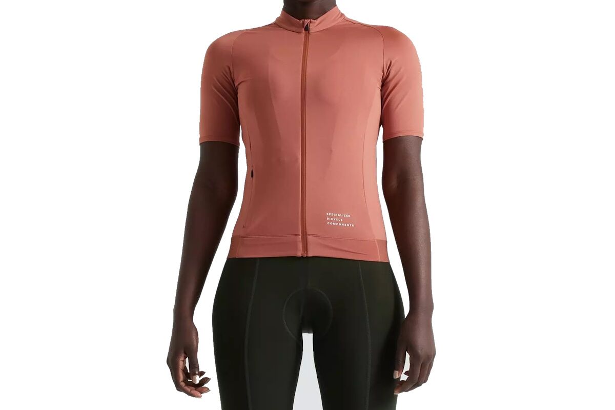 Maillot de manga corta Specialized Foundation para mujer en diseño brillante y ajuste semi-form, ideal para ciclistas que buscan destacar con estilo, comodidad y calidad premium. Terra Cota