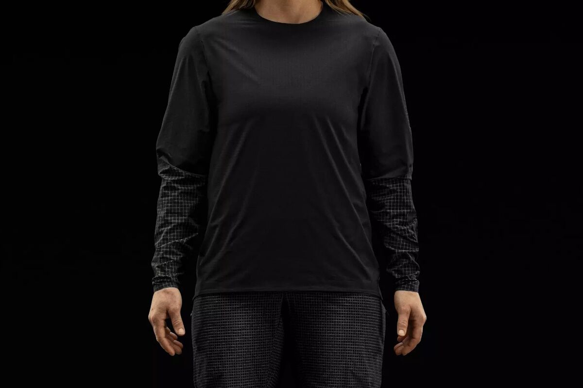 Maillot S-Works Race mujer off-road, edición Made in Racing, tejido Dyneema ultrarresistente, diseño aerodinámico, malla transpirable y corte ajustado para competición de alto nivel.