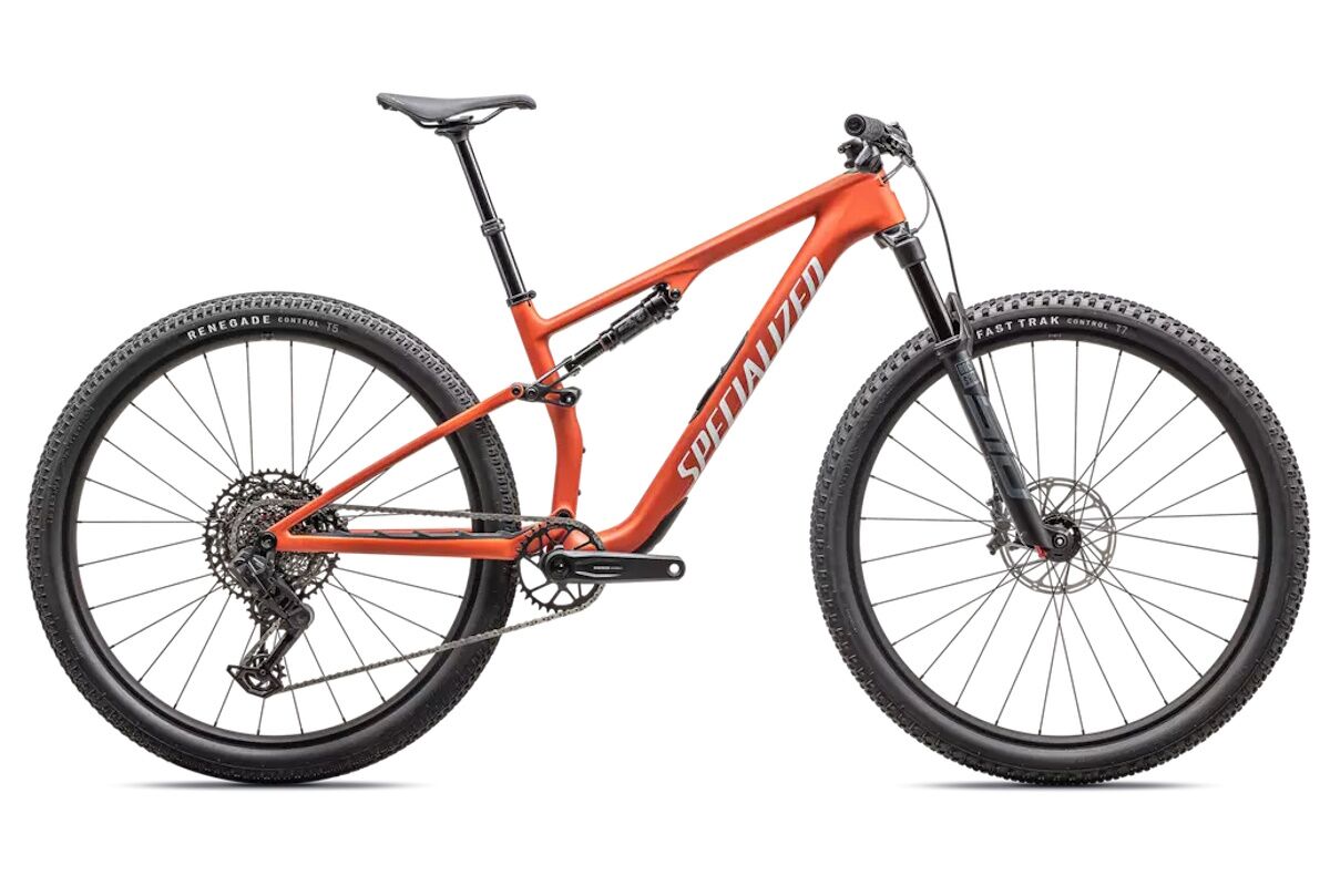 "Bicicleta Specialized Epic 8 Comp 2025 MTB XC carbono FACT 11m, horquilla RockShox SID Select, transmisión SRAM GX Eagle 12v, ruedas de aluminio, color negro, vista lateral en sendero"