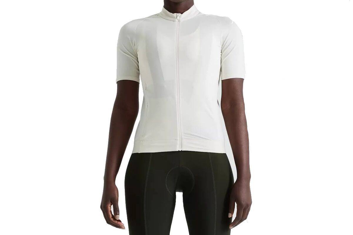 Maillot de manga corta Specialized Foundation para mujer en diseño brillante y ajuste semi-form, ideal para ciclistas que buscan destacar con estilo, comodidad y calidad premium. Birch White