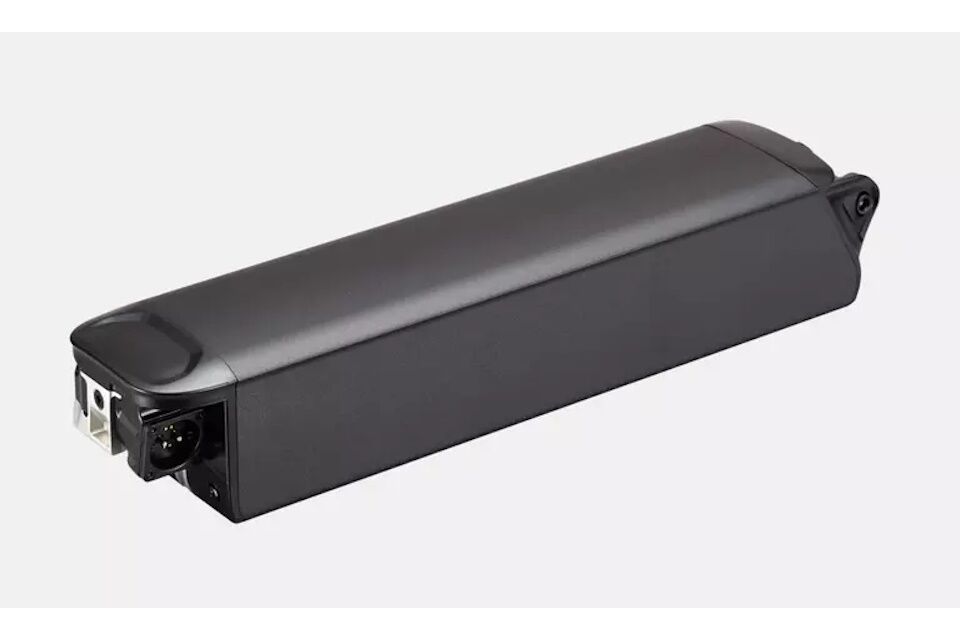 "Optimiza tu experiencia en bicicleta eléctrica con la Batería U2 de Specialized. Con su impresionante capacidad de 710 Wh y un diseño elegante que se integra perfectamente en el tubo diagonal, esta batería es ideal para los modelos Turbo Vado, Turbo Como y Turbo Tero. Con LED de estado de carga y un sistema bloqueable, garantiza seguridad y funcionalidad. ¡Mantén tu aventura en movimiento!"