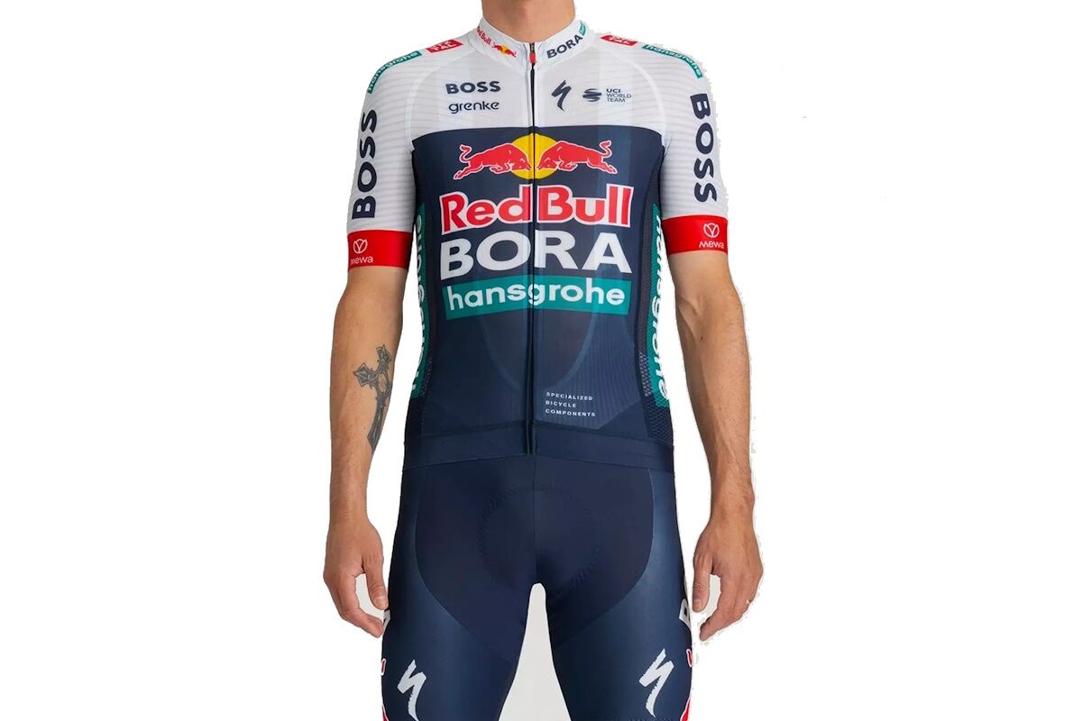 Maillot de manga corta Specialized Red Bull BORA Hansgrohe réplica, diseño profesional con gráficos oficiales, colores vibrantes y ajuste ceñido para ciclistas que desean destacar.